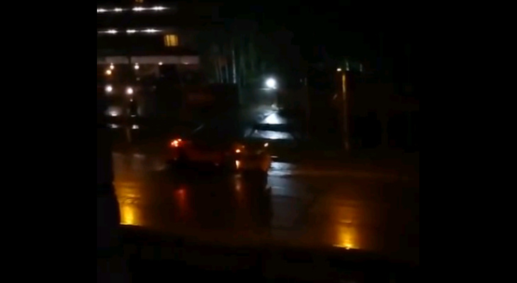 Коммунальщики в дождь мыли водой улицу Воровского