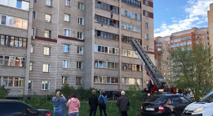 В Кирове мальчик 20 минут висел на высоте 6-го этажа