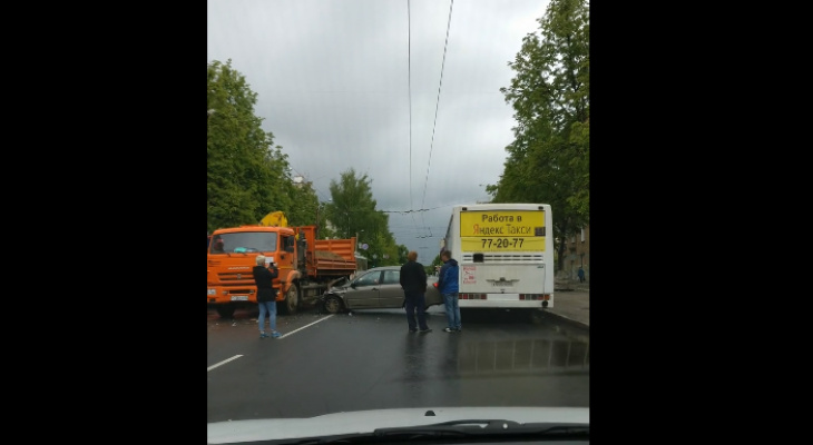 Серьезная авария в Кирове: столкнулись ВАЗ, грузовик и автобус