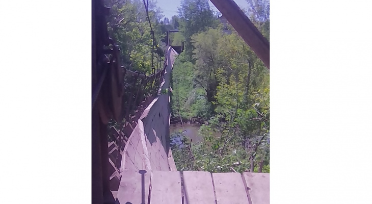 В Кировской области дети сломали единственный подвесной мост в Суне