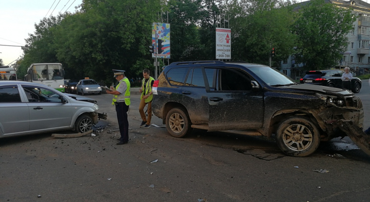 В Кирове столкнулись Chevrolet и Toyota Land Cruiser: на месте работала реанимация