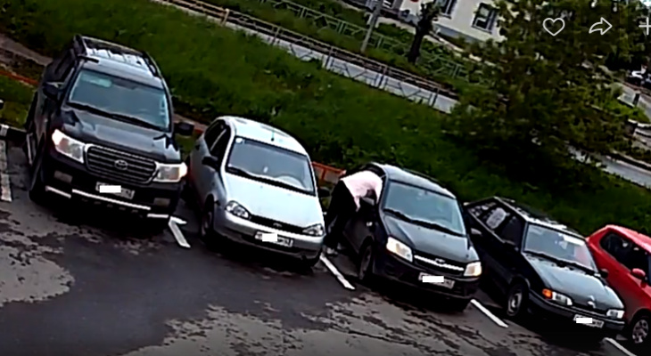 В Кирове 21-летняя девушка разбила автомобили на парковке