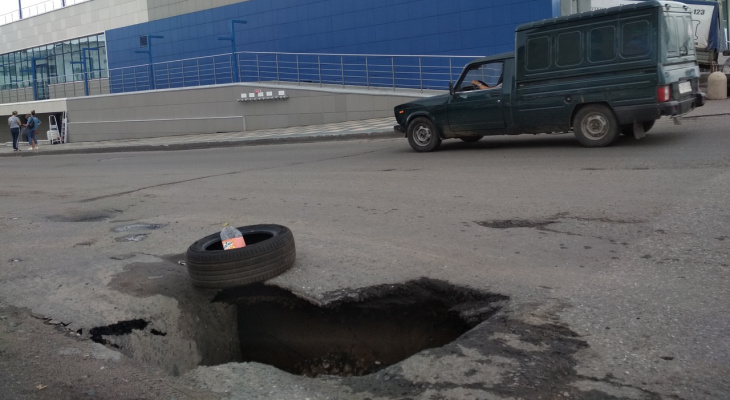 В Кирове у бизнес-центра обвалился асфальт, яма растет каждый день