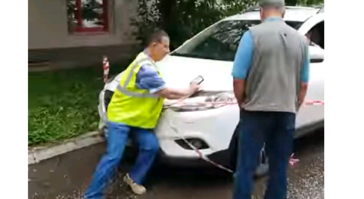 Водитель Mazda наехал на рабочего, не пускающего за огороженный участок