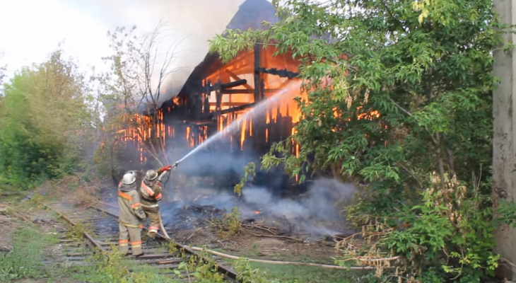 С крупный пожаром на складе в Кировской области боролись 28 спасателей