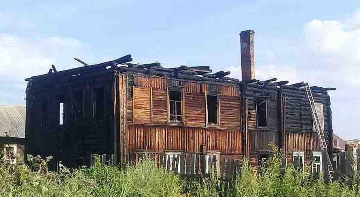 Ночью в Омутнинске сгорел многоквартирный дом: один из жильцов в тяжелом состоянии
