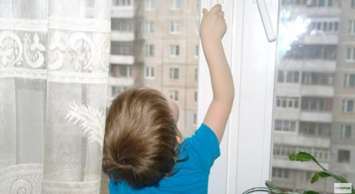 В Кирове мальчик пытался залезть в квартиру через балкон и сорвался