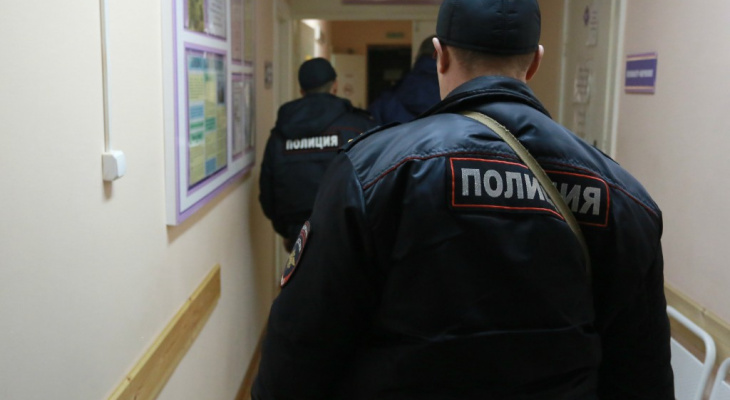 В Кировской области участковый полицейский избил мужчину и запер в отделе