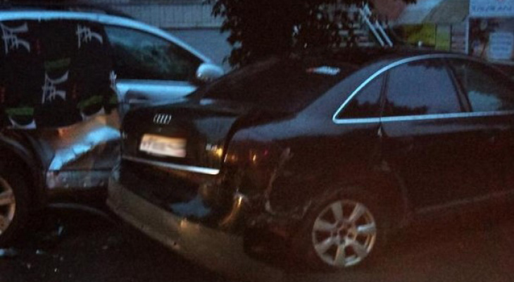В Кирове пьяный водитель протаранил 6 припаркованных автомобилей