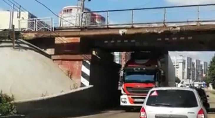 В Кирове фура заблокировала проезд в Чистые пруды