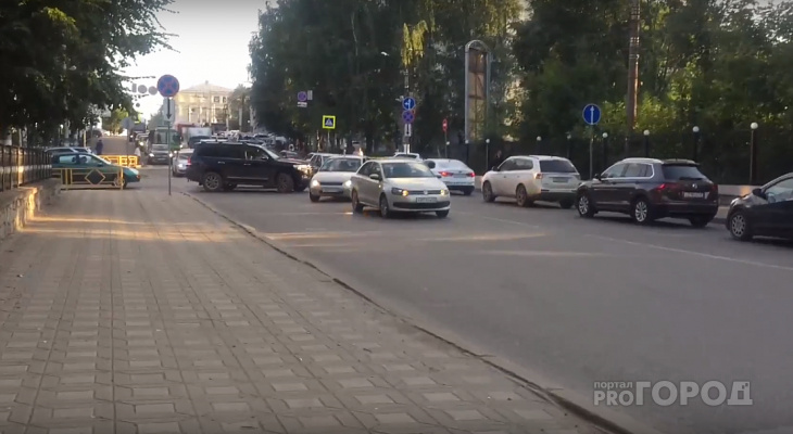 В час пик в Кирове столкнулись Land Cruiser и Volkswagen: в центре - километровые пробки