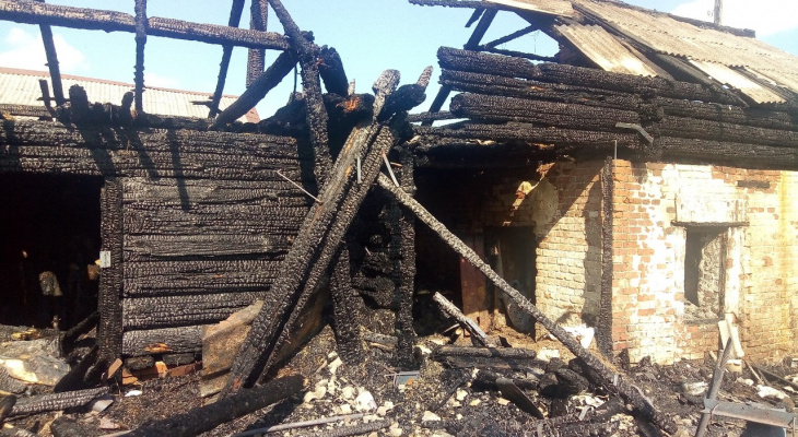 В Коминтерне сгорел жилой дом бывшего врача скорой помощи: семья просит помощи