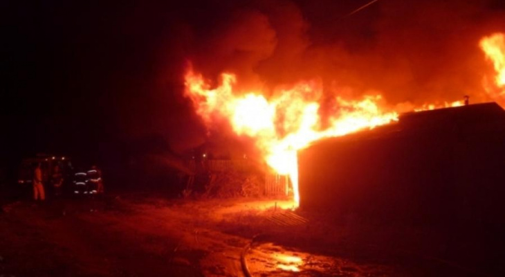 В Кировской области при пожаре в жилом доме чуть не погибла семейная пара