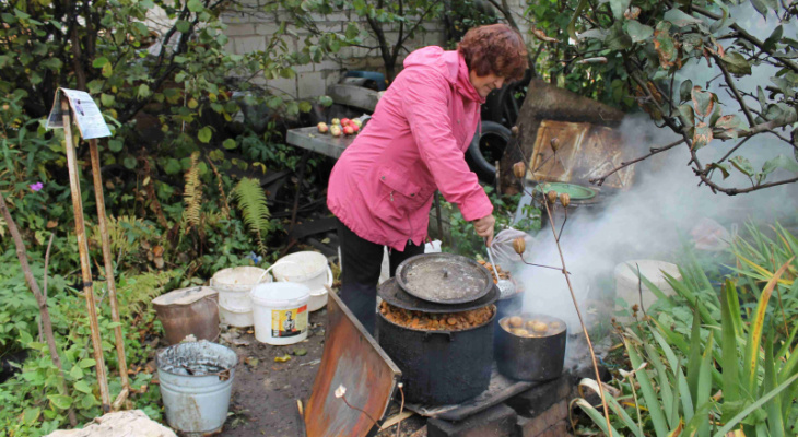 Жителям пригорода Кирова, которые вынуждены готовить на костре, подключили газ