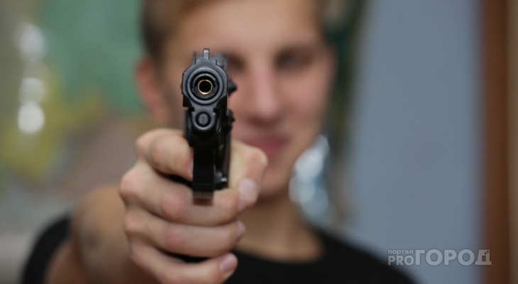 В Кировской области мужчина угрожал пистолетом 7-летней девочке