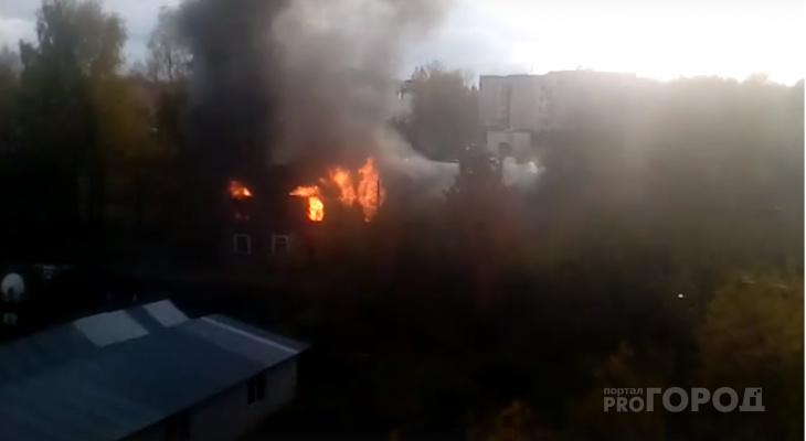 В Нововятске вспыхнул двухэтажный дом