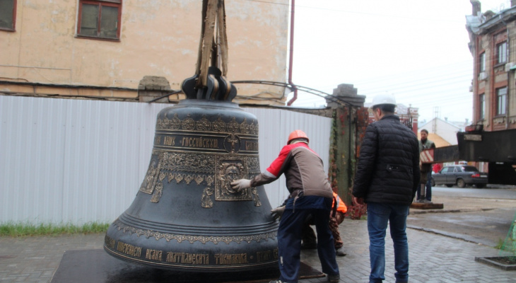 К Спасскому собору привезли 4-тонный колокол