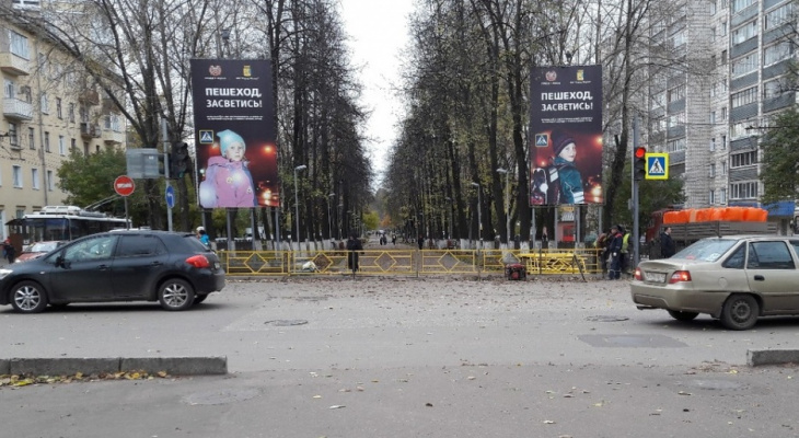 Эксперт из Москвы рассказал, как обезопасить движение на Октябрьском проспекте без желтых заборов