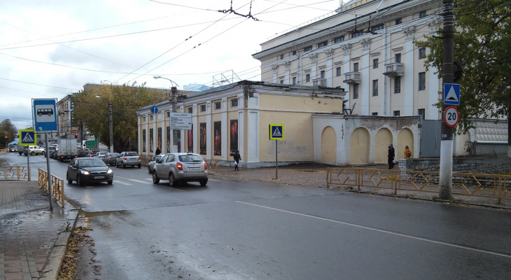 На опасном переходе в центре Кирова установили «лежачего полицейского»