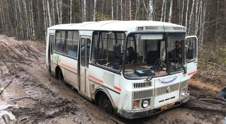 В Кировской области рейсовые автобусы тонут в грязи