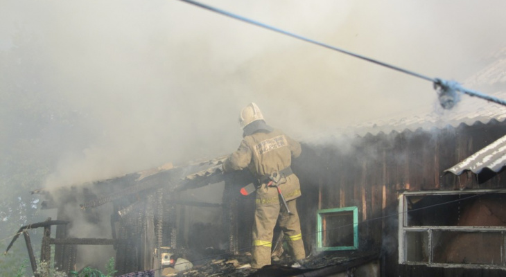 В Кировской области в рыбацком домике сгорели двое мужчин