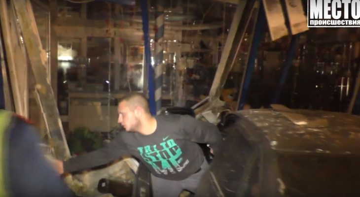 В Кирове пьяный водитель влетел в витрину в цветочного магазина‍