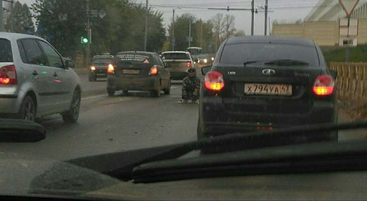 Кировчане жалуются на инвалида, сидящего на дороге