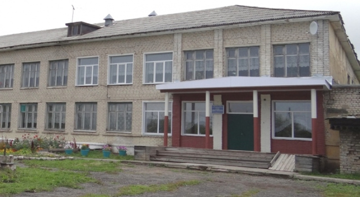 В Кировской области мужчина ломился в школу с ножом и ранил 17-летнего парня