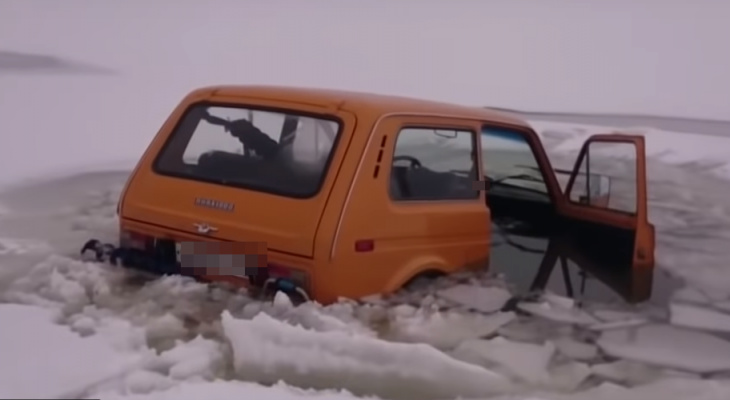 В Омутнинске компания молодых людей на «Ниве» провалились под лед