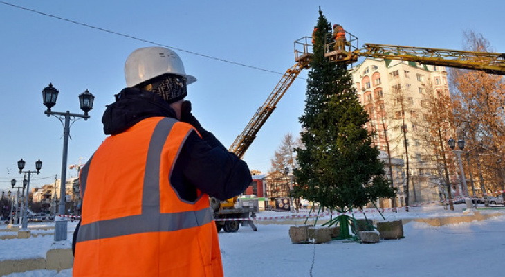 В Кирове начали устанавливать новогодние елки