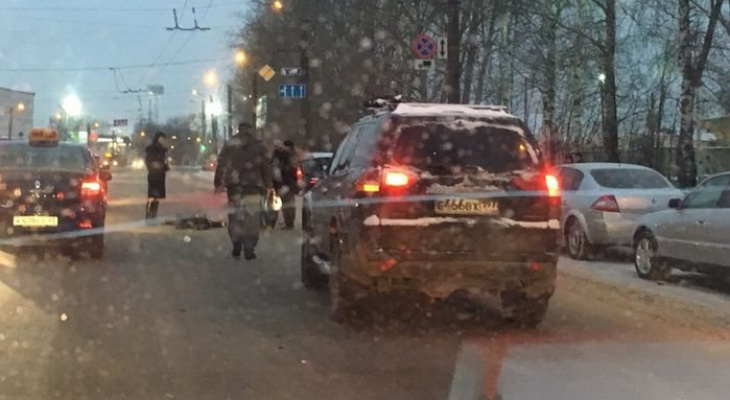 В Кирове внедорожник сбил женщину, пострадавшую срочно увезли на скорой