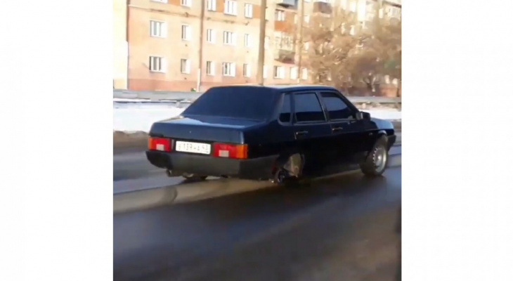 В Кировской области сфотографировали автомобиль, который ездит без колеса