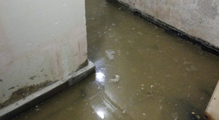 Новостройку в Кирове затопило канализационными стоками