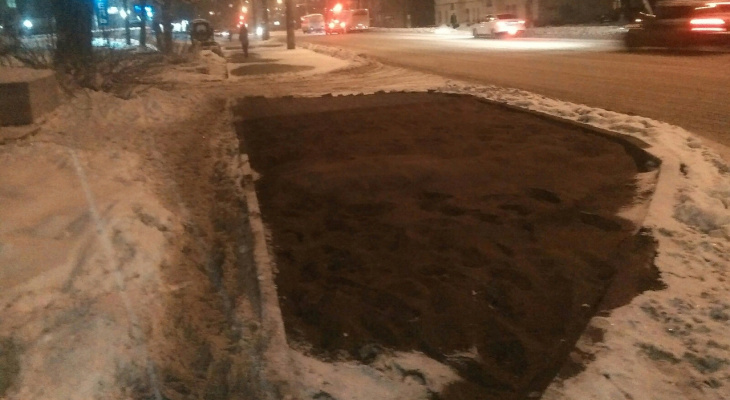 Кировская мэрия прокомментировала укладку брусчатки на тротуары в снег