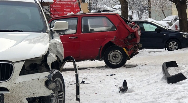 В центре Кирова столкнулись пять машин