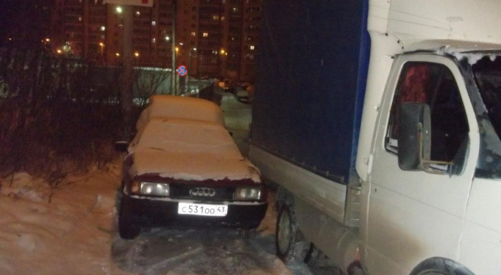 В Кирове «Газель» не смогла заехать в горку и въехала в припаркованные авто