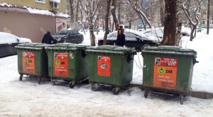 В Кирове решат проблемы с контейнерами, которые приходится открывать руками