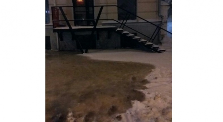 В Кирове затопило улицу Герцена: 11 жилых домов остались без воды