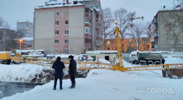 В центре Кирова на стройке упал кран