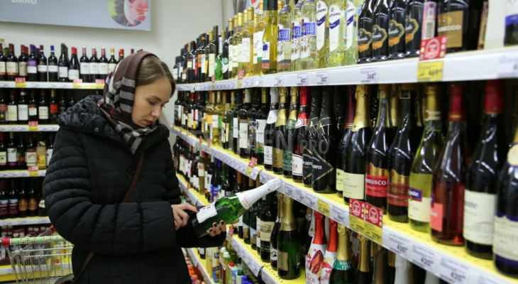 В России хотят запретить продажу алкоголя и сигарет в супермаркетах