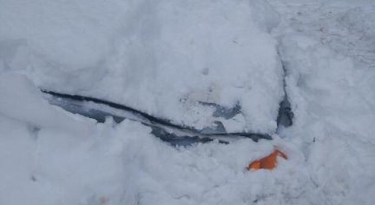 В Кирове трактор помял автомобиль, занесенный снегом