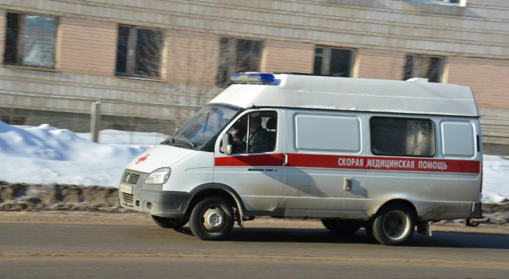 В Кирове «УАЗ» влетел в остановку, есть пострадавшие