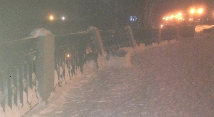 На набережной Грина снегоуборочная техника сломала железное ограждение