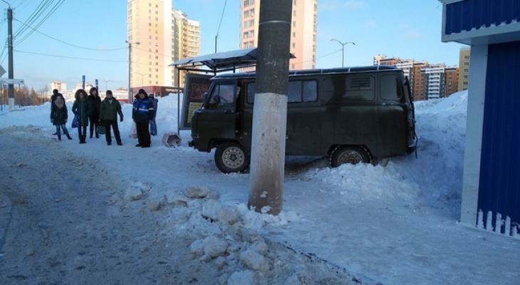 Перед тем, как снести пешеходов, УАЗ протаранил ритуальный автобус на Ленина