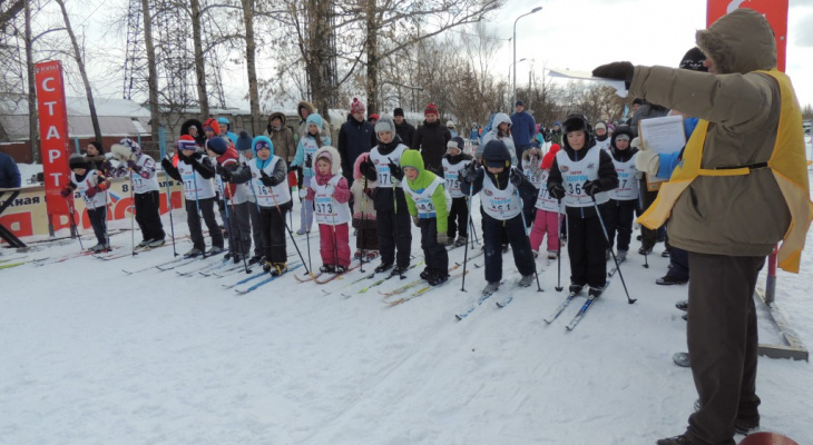 В кировской мэрии рассказали, должны ли в школе предоставлять ученикам лыжи