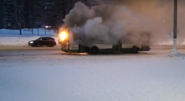 Утром в Кирове на глазах очевидцев вспыхнул пассажирский автобус