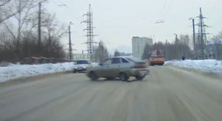 Появились видео, как машины выбрасывает на встречку на Октябрьском проспекте