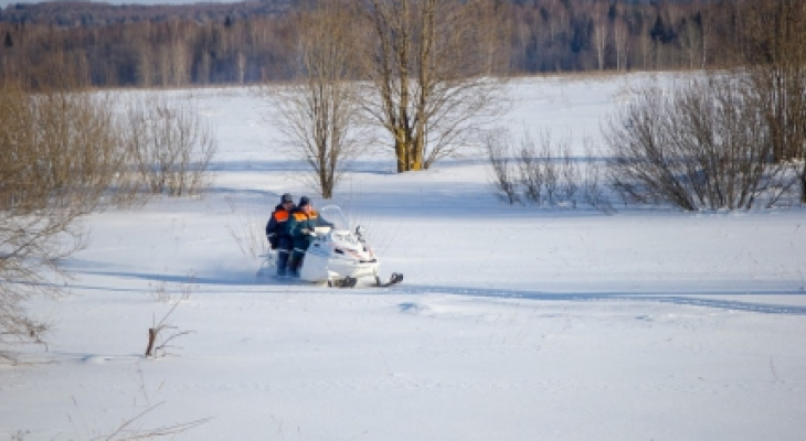 Кировские спасатели на снегоходах довезли медиков для оказания помощи больной