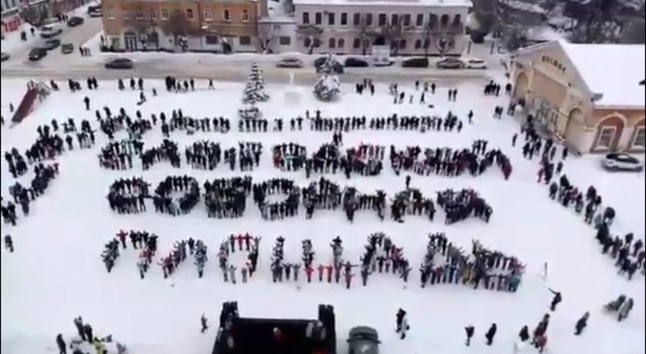 Видео: в Слободском десятки горожан вышли на главную площадь города