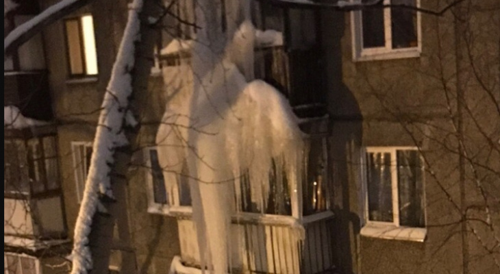 На одном из домов Кирова заметили 3-этажную сосульку
